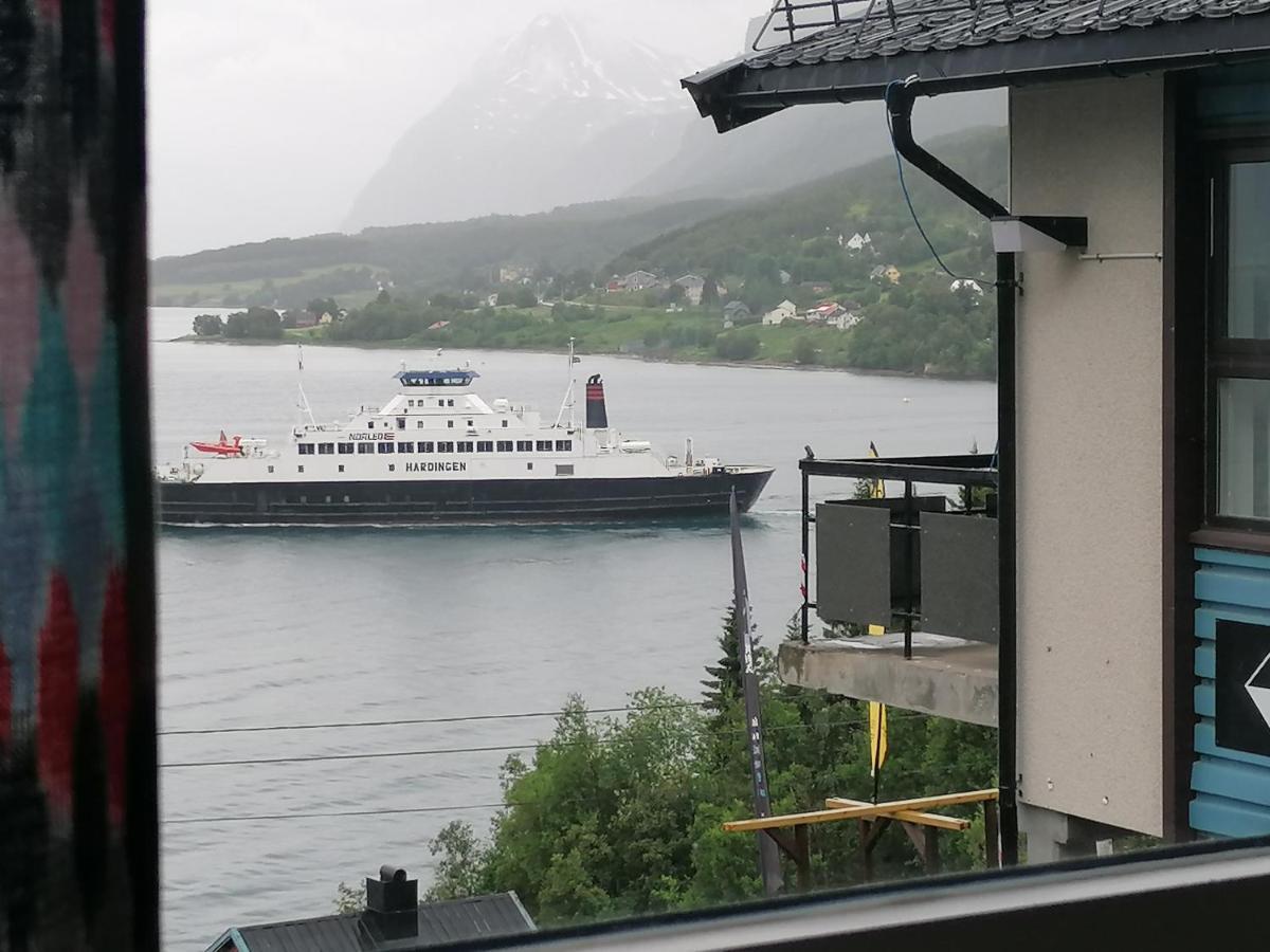 Magic Mountain Lodge - Lyngen Lyngseidet Exterior photo