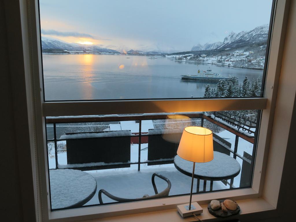 Magic Mountain Lodge - Lyngen Lyngseidet Exterior photo